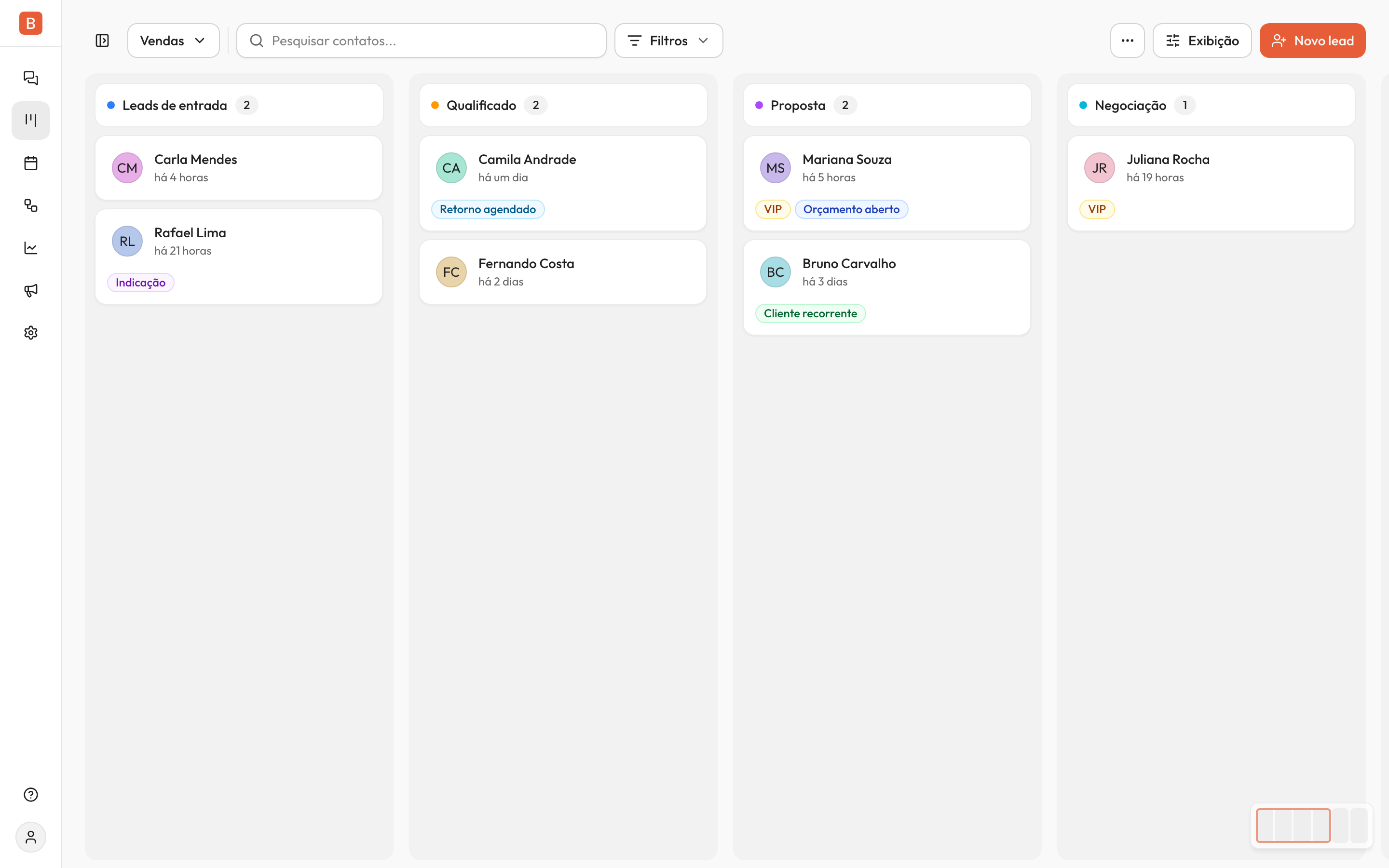 Tela de um funil na visualização Kanban, com o botão 'Novo lead' destacado no canto superior direito, ao lado do botão 'Exibição'.