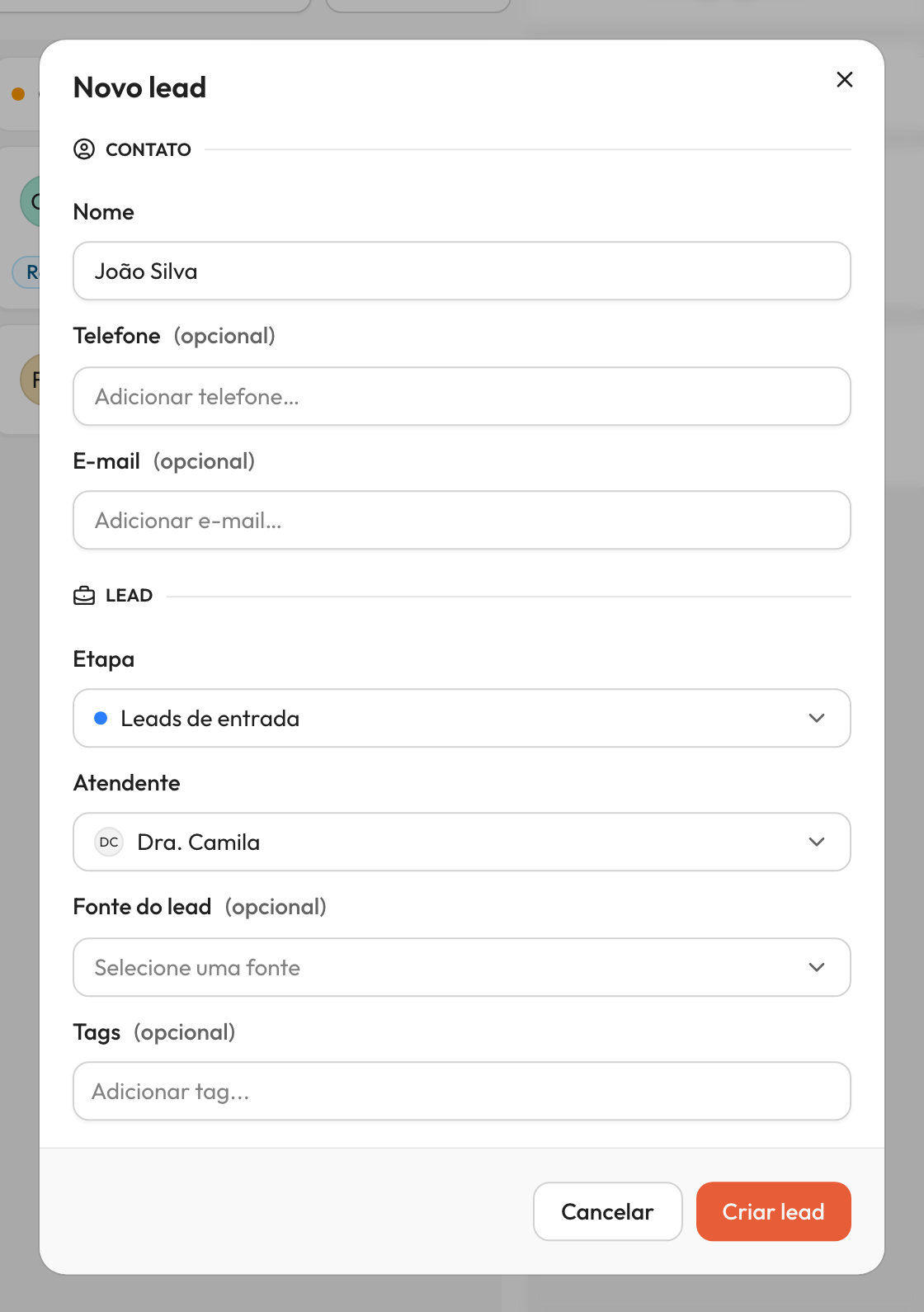 Janela 'Novo lead' dividida nas seções 'Contato' e 'Lead'. A seção Contato mostra Nome preenchido com 'João Silva', Telefone e E-mail. A seção Lead mostra Etapa em 'Leads de entrada', Atendente em 'Dra. Camila', Fonte do lead, Tags e os botões 'Cancelar' e 'Criar lead'.