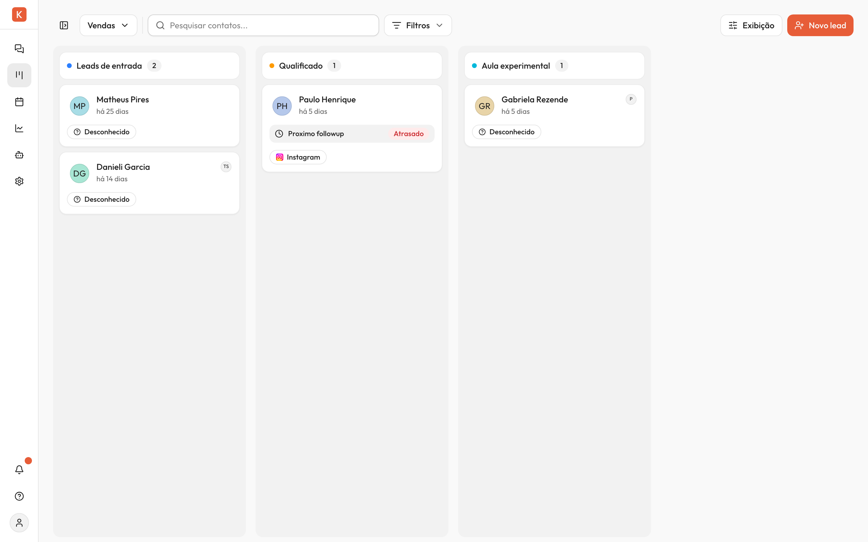 Funil em modo Kanban com cards de lead nas colunas. Cada card mostra o avatar, o nome do lead, a fonte do lead e a última atualização.