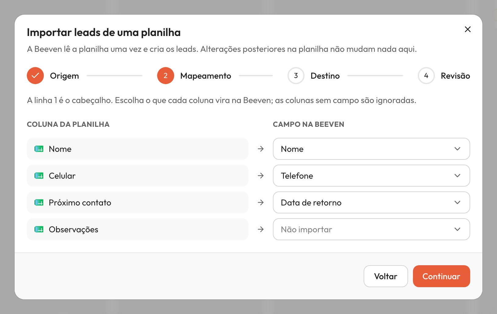 Passo 'Mapeamento' com linhas de colunas fictícias 'Nome', 'Celular' e 'Próximo contato', uma amostra de dados em cada uma e os destinos 'Nome', 'Telefone' e 'Data de retorno · contato'. Uma coluna extra está marcada como 'Ignorar esta coluna'.