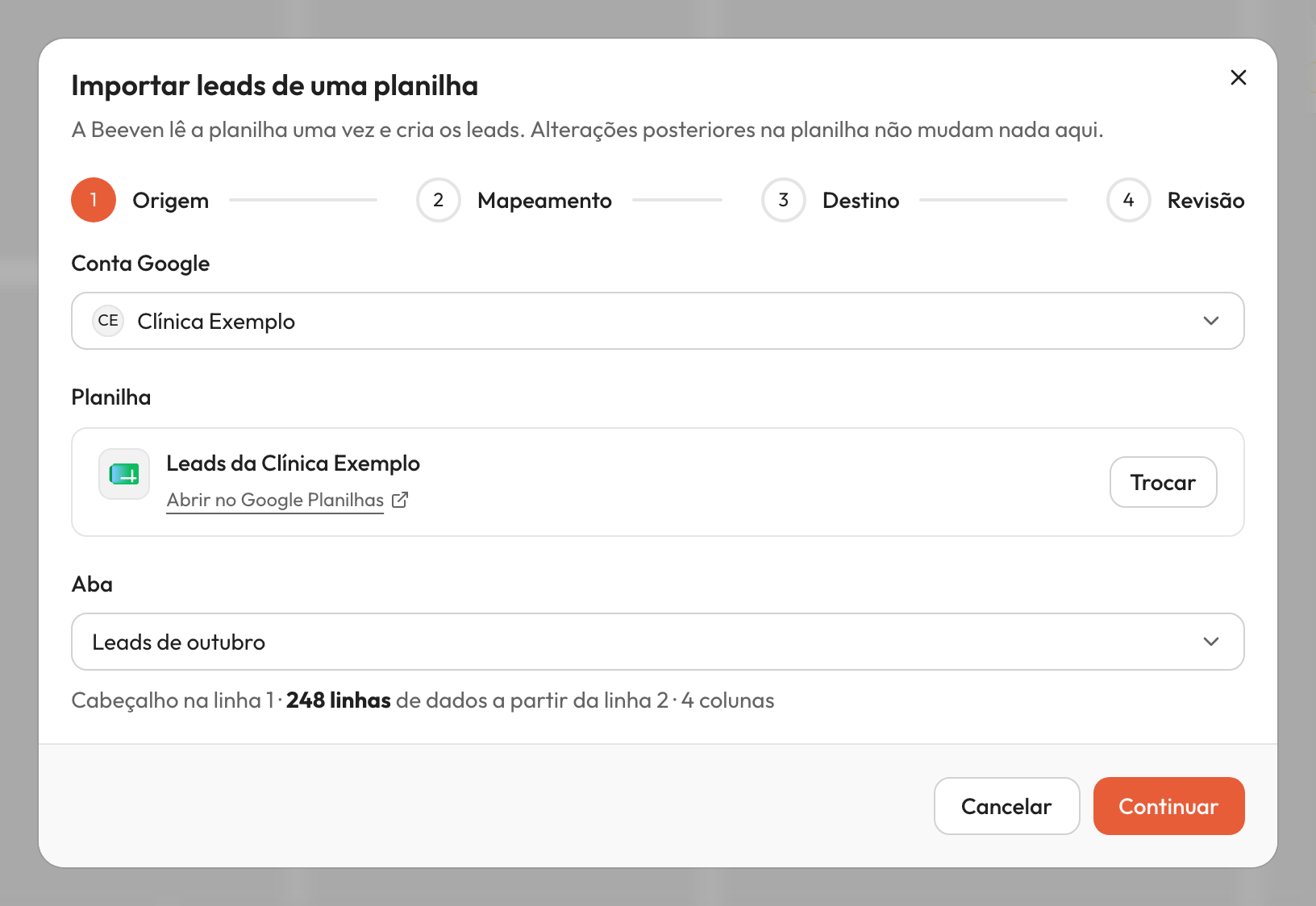 Passo 'Origem' do assistente com a Conta Google fictícia 'Clínica Exemplo', a planilha 'Leads da Clínica Exemplo' escolhida e o campo 'Aba' mostrando 'Leads de outubro'.