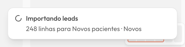 Aviso persistente 'Importando leads' no canto da tela, com 248 linhas indo para o funil 'Novos pacientes', etapa 'Novos'.
