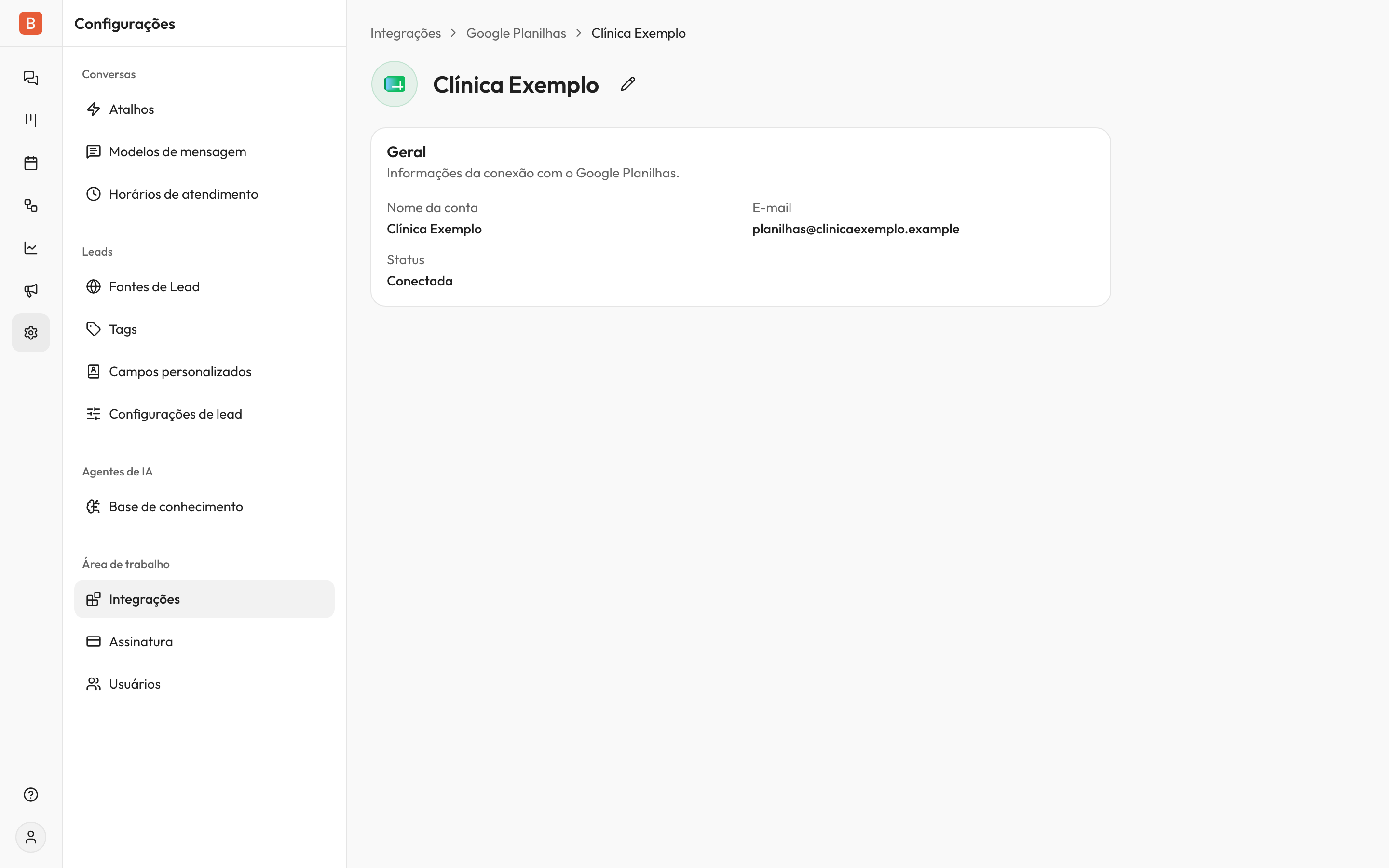 Detalhe de uma conexão do Google Planilhas, com o card 'Geral' mostrando o nome da conta 'Clínica Exemplo', o e-mail fictício planilhas@clinicaexemplo.example e o status 'Conectada'.