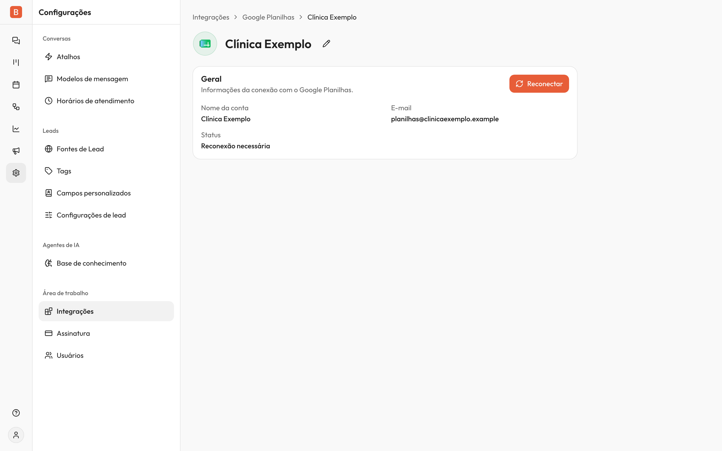 Detalhe de uma conexão do Google Planilhas com o status 'Reconexão necessária', o e-mail fictício planilhas@clinicaexemplo.example e o botão 'Reconectar'.