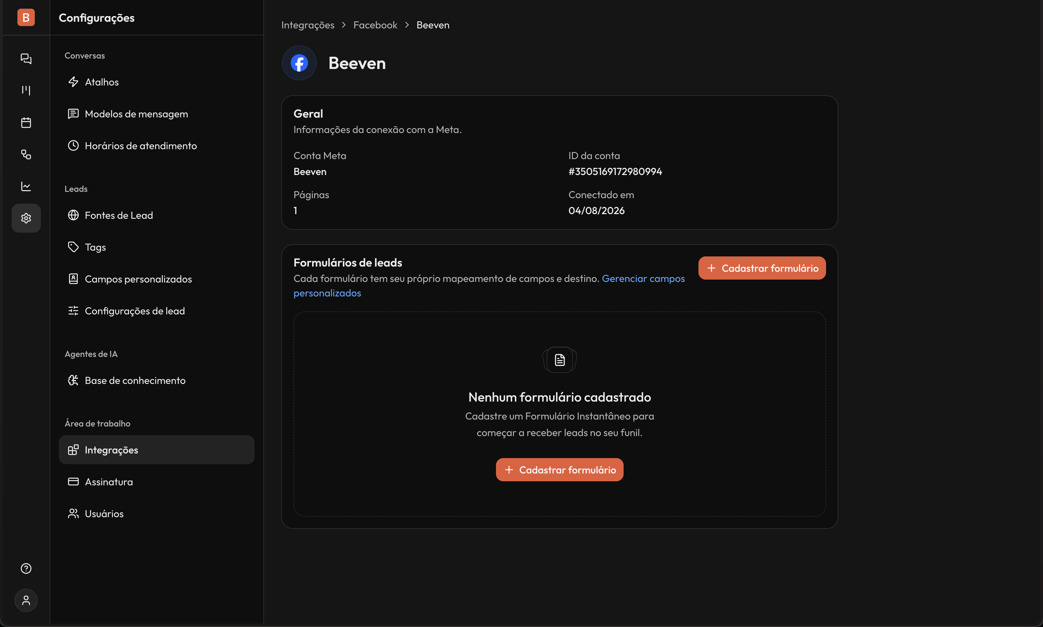 Página de uma conexão do Facebook no Beeven, com o breadcrumb 'Integrações → Facebook → Clínica Exemplo', o card de informações da conexão e o card 'Formulários de leads' com o botão 'Cadastrar formulário'.