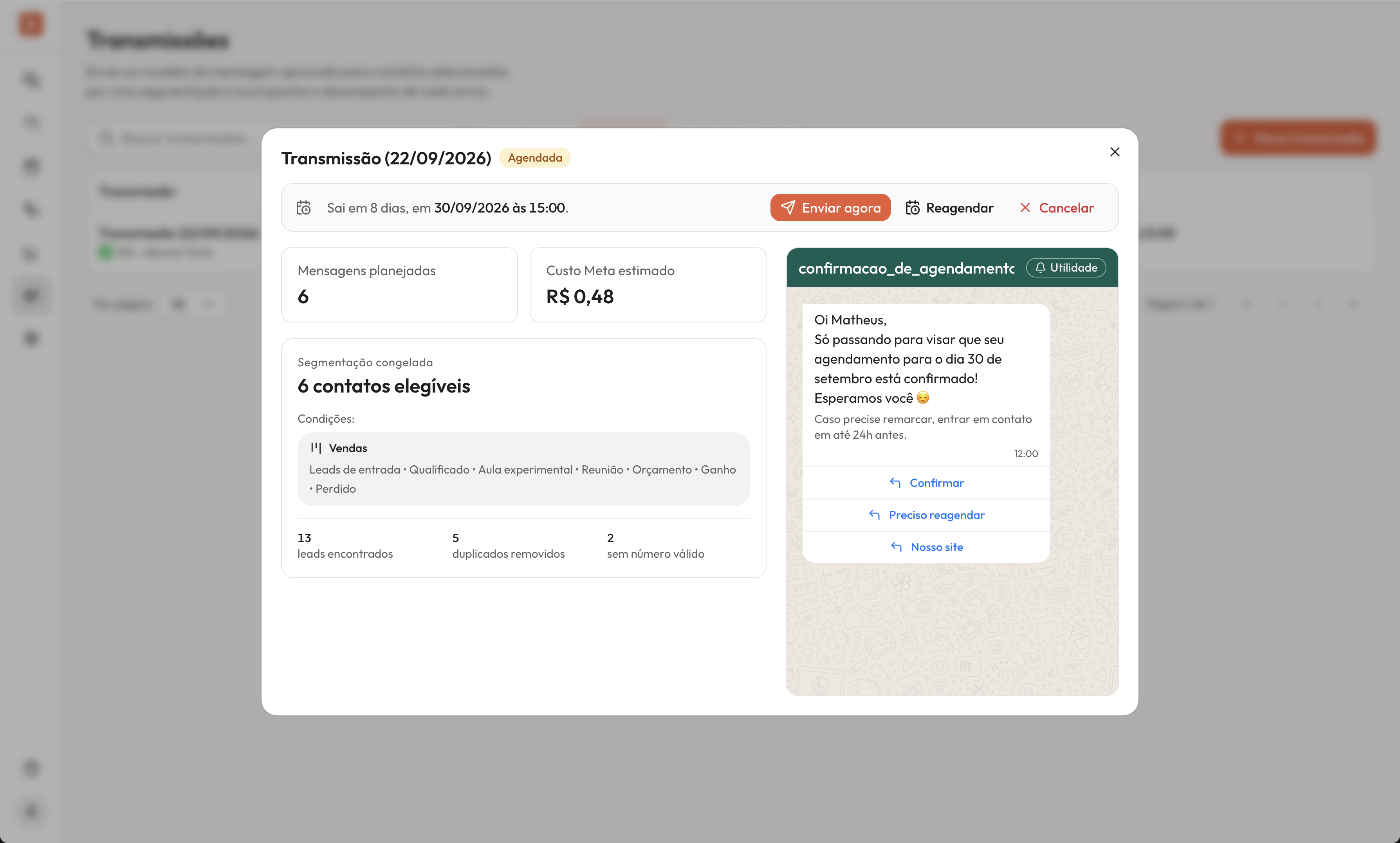 Janela de detalhes de uma transmissão agendada. O cabeçalho mostra o status, a faixa com o horário previsto e as ações Enviar agora, Reagendar e Cancelar; abaixo aparecem a segmentação congelada e a prévia da mensagem.