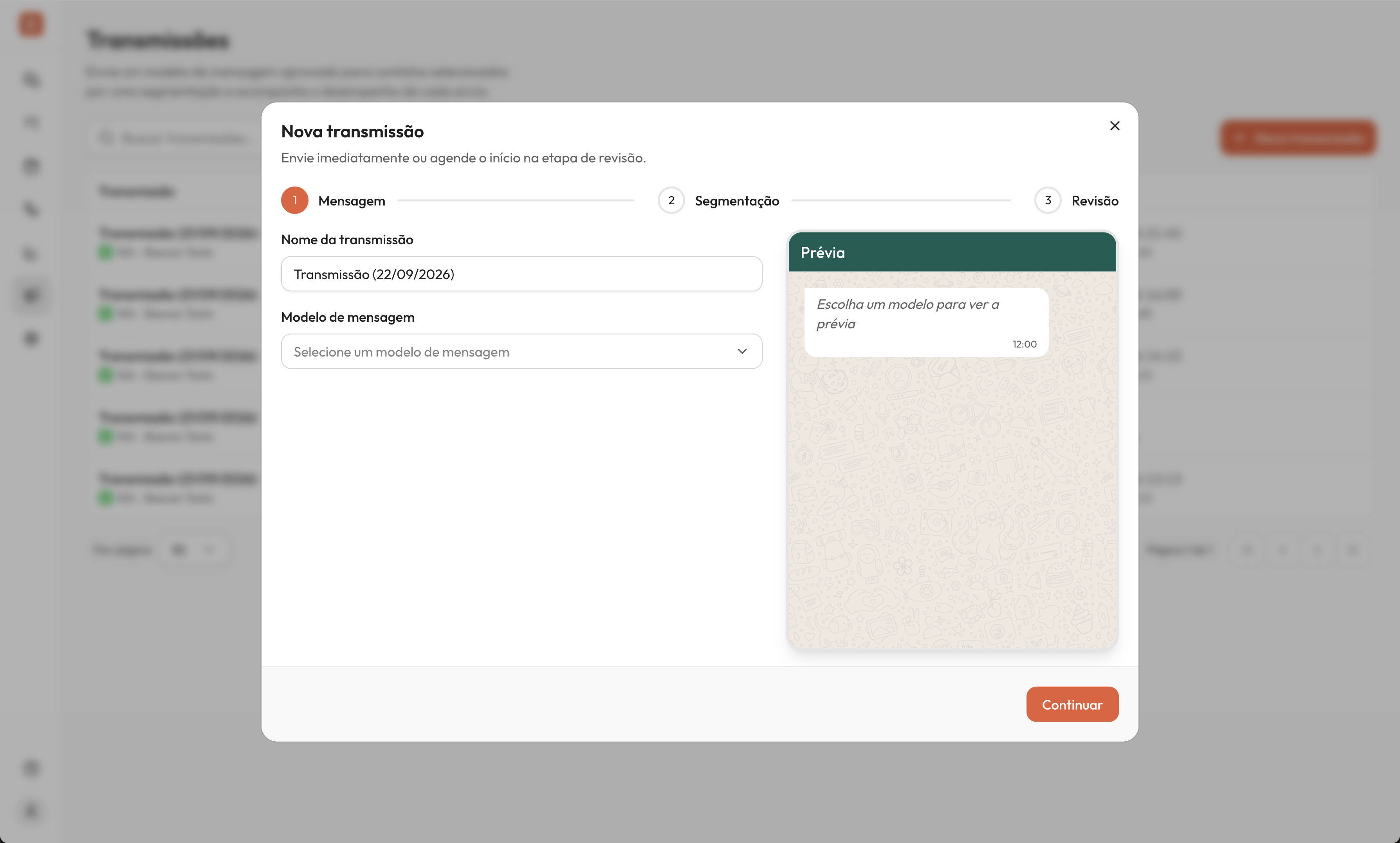 Janela Nova transmissão aberta sobre a tela de Transmissões, na etapa Mensagem, com os campos Nome da transmissão e Modelo de mensagem e o botão Continuar.